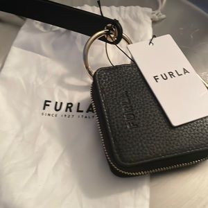 F u r l a  zip around